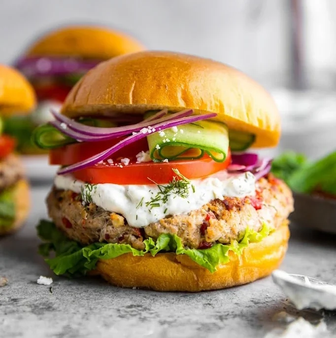 Hamburguesas de pavo al estilo griego con salsa de yogur y pimientos asados