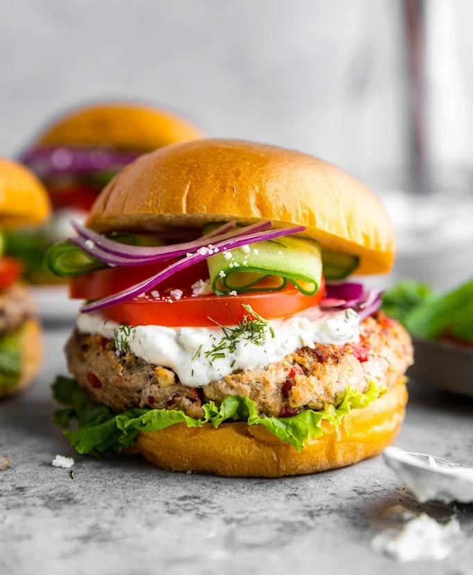 Hamburguesas de pavo al estilo griego con salsa de yogur y pimientos asados